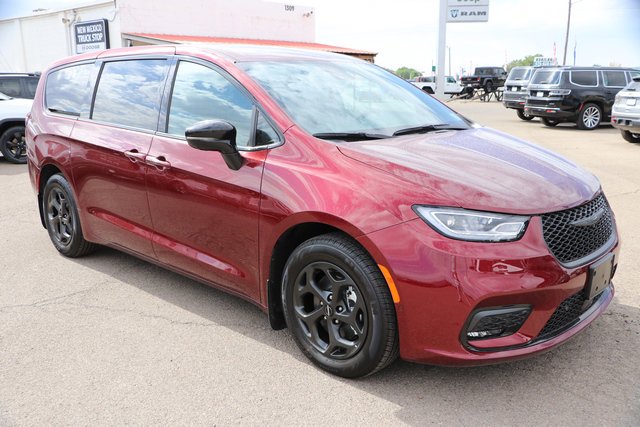 New 2023 Chrysler Pacifica Limited w/ Uconnect Theater Family Group FWD image 1