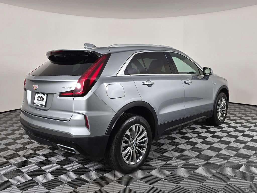 Used 2024 Cadillac XT4 Premium Luxury image 3