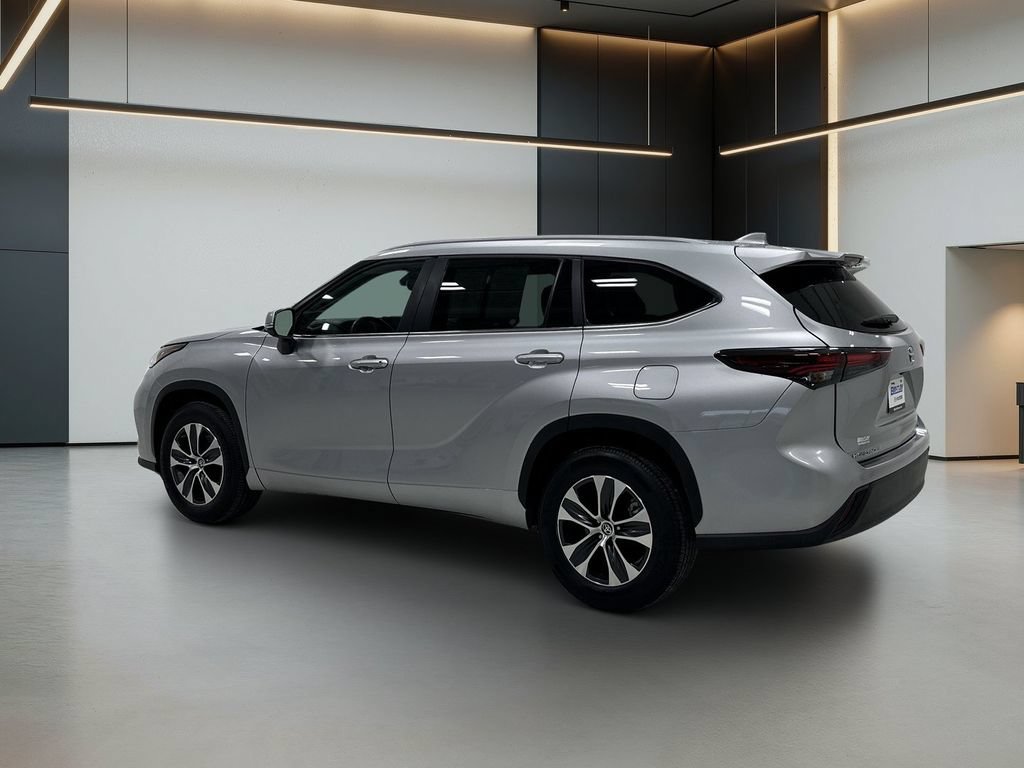 Used 2025 Toyota Highlander XLE FWD image 3
