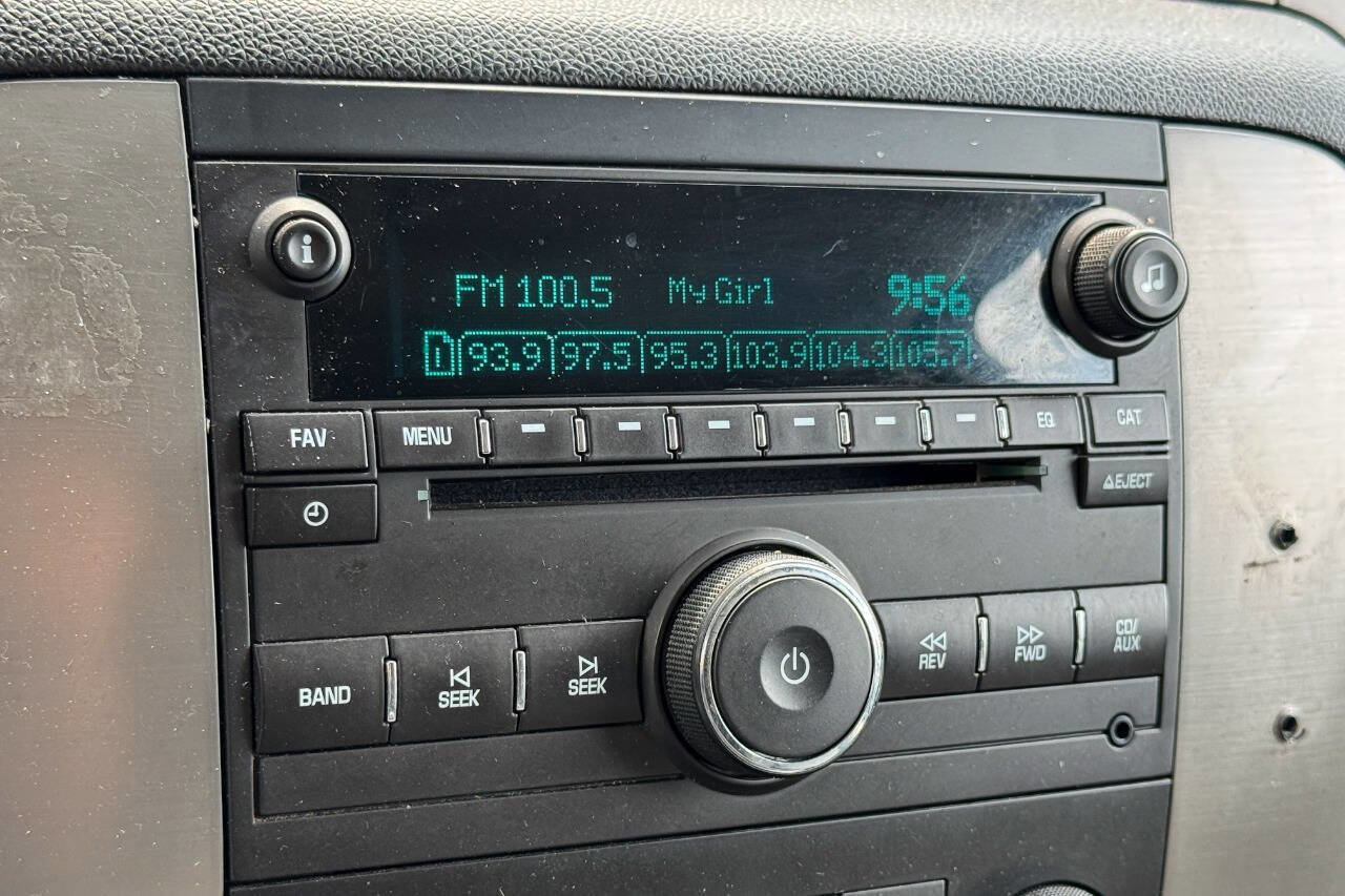 Used 2011 Chevrolet Suburban 2500 image 32