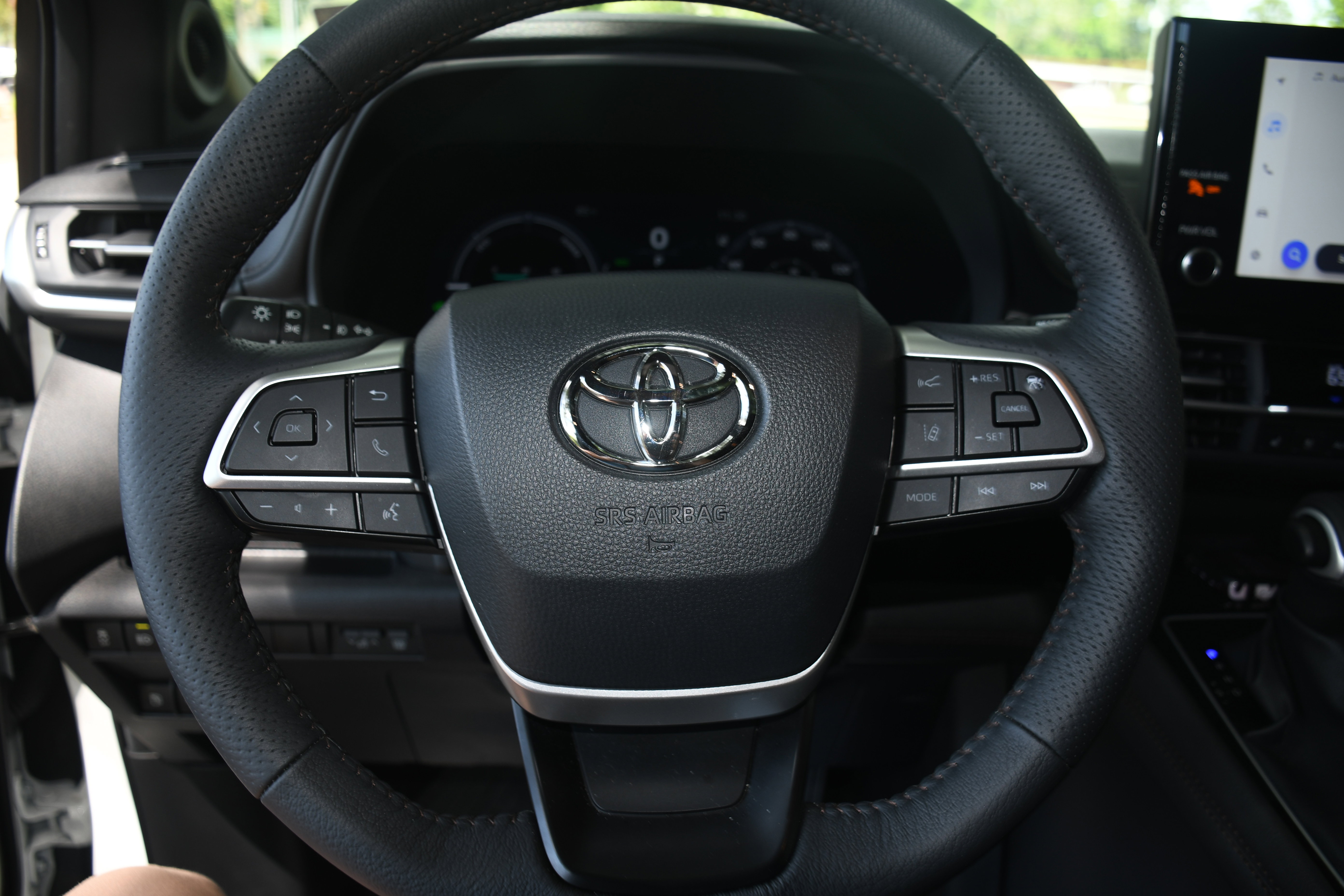Used 2025 Toyota Sienna Platinum FWD image 14