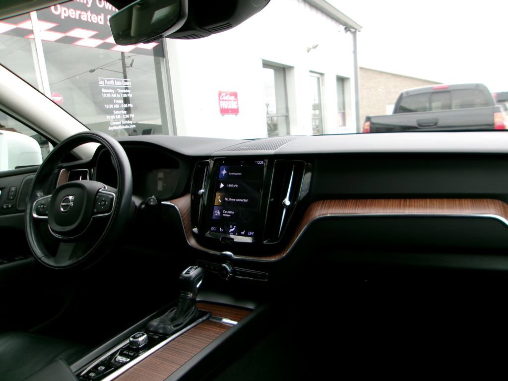 Used 2021 Volvo XC60 T5 Momentum w/ Premium Package image 21