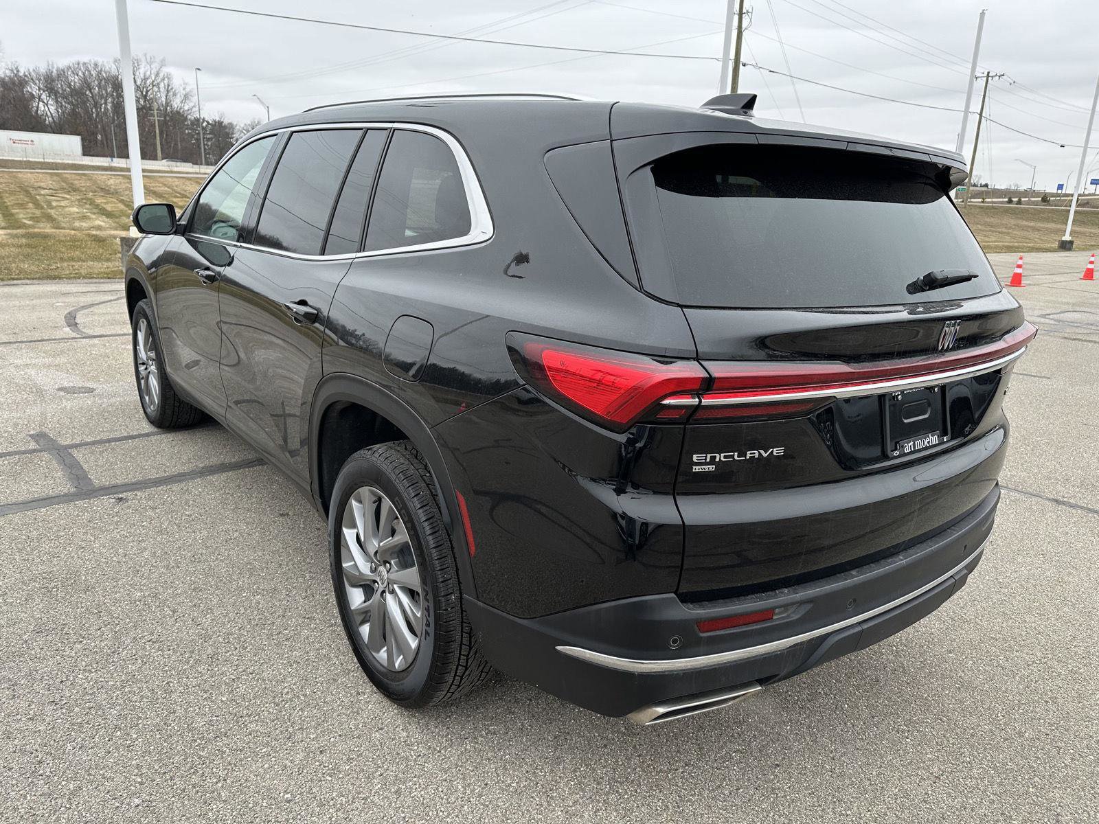 Used 2025 Buick Enclave Preferred image 3