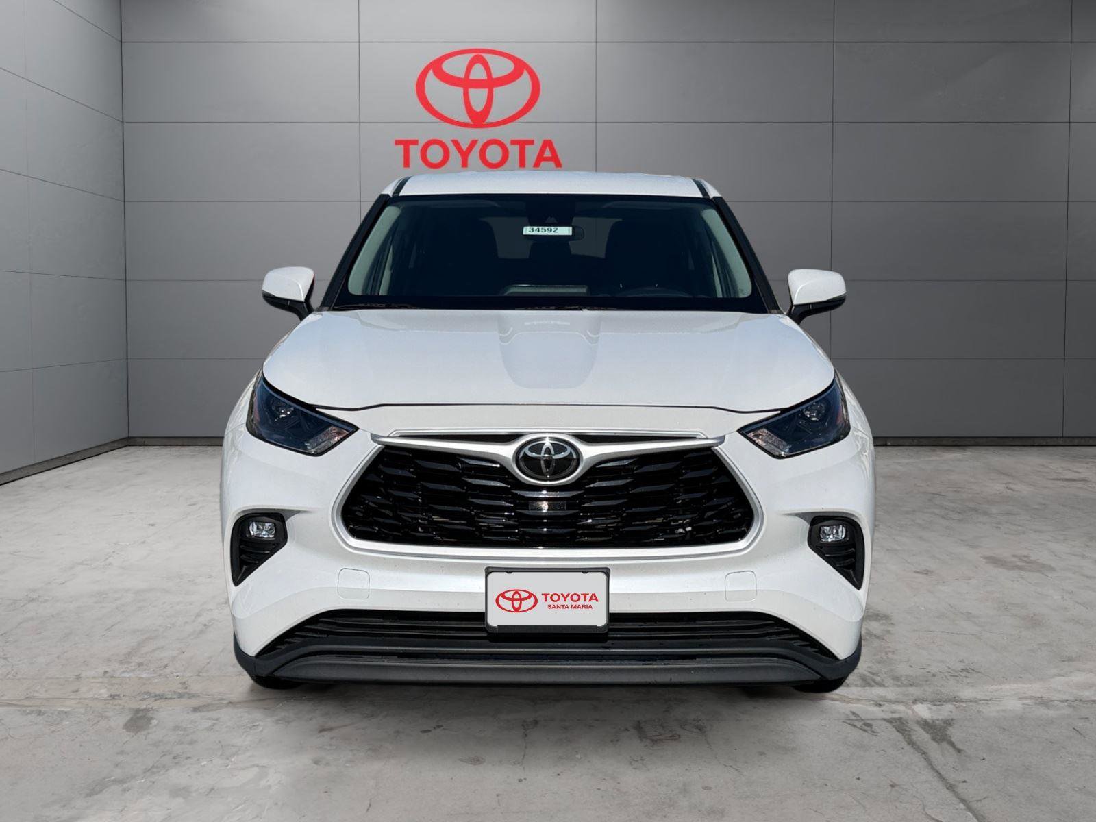 Used 2023 Toyota Highlander LE FWD image 3