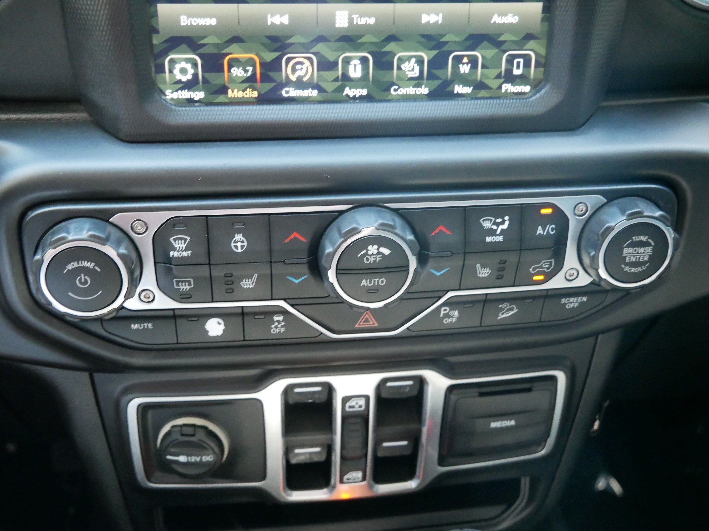 Used 2018 Jeep Wrangler Unlimited Sahara AWD/4WD image 24
