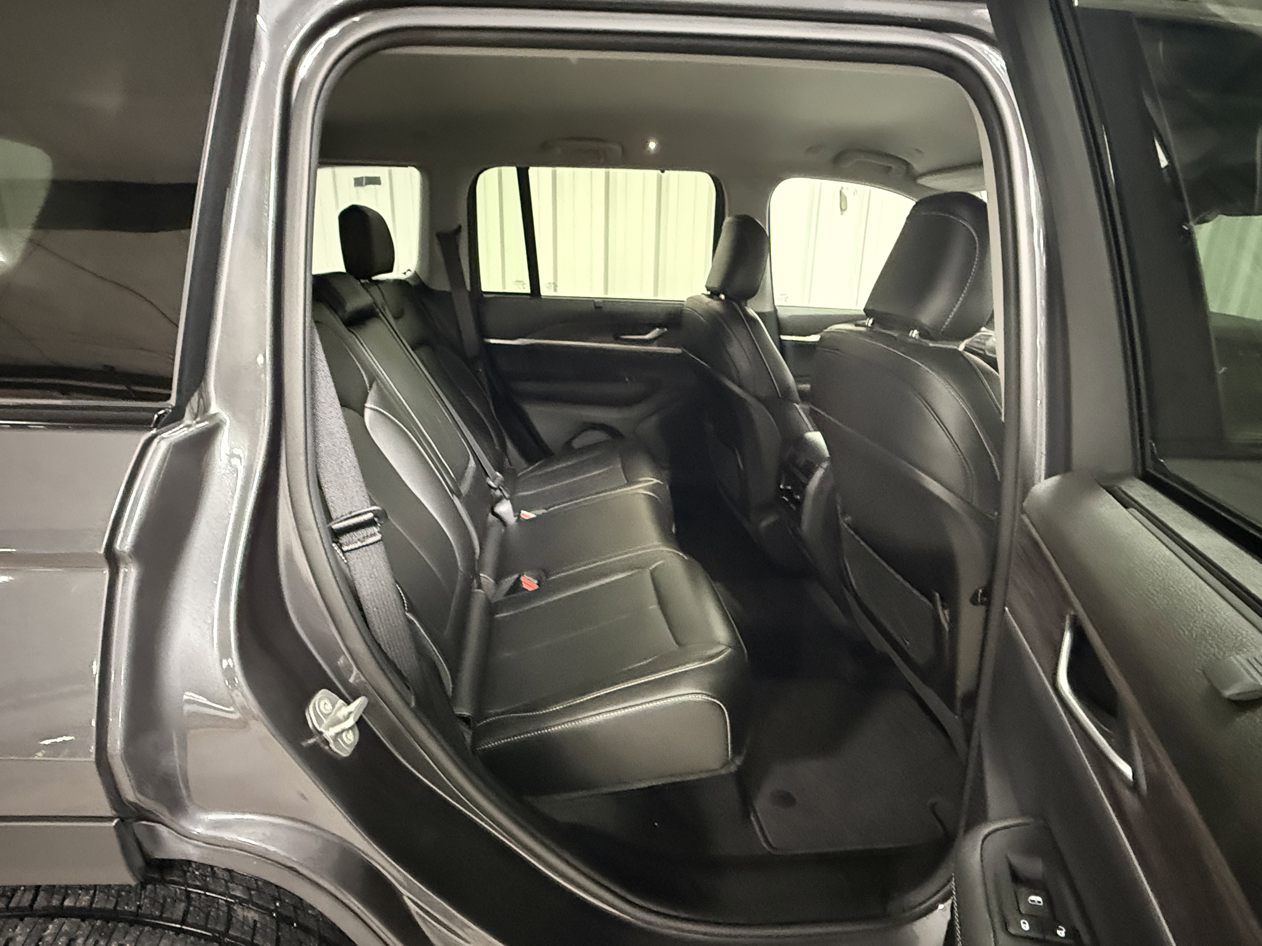 Used 2023 Jeep Grand Cherokee Limited w/ Luxury Tech Group II image 13