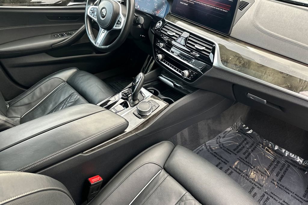 Used 2022 BMW M550i xDrive M550i xDrive w/ Dynamic Handling Package image 16