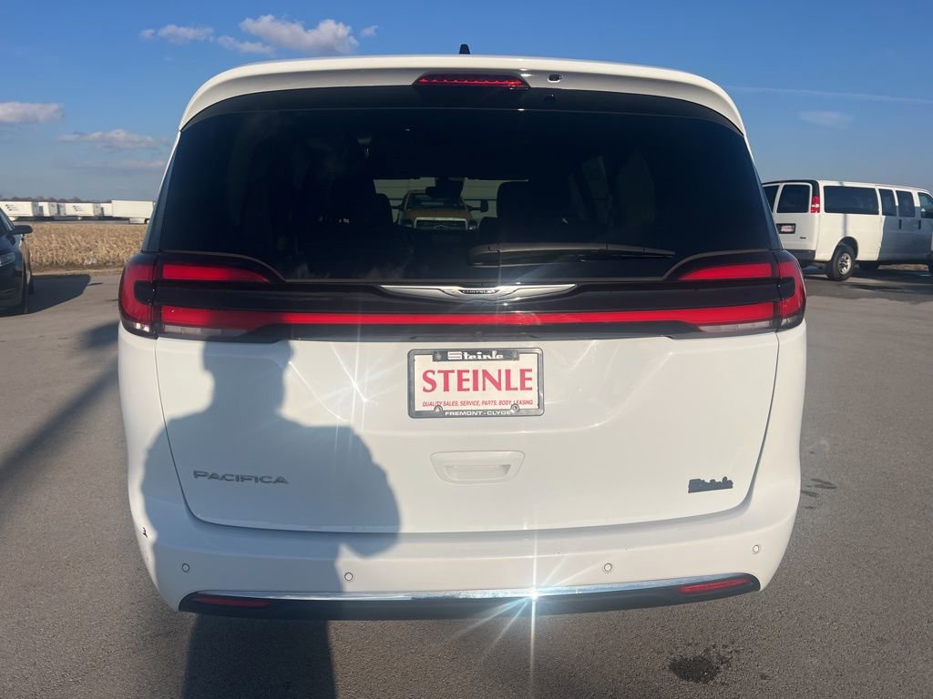 Used 2024 Chrysler Pacifica Touring-L image 8