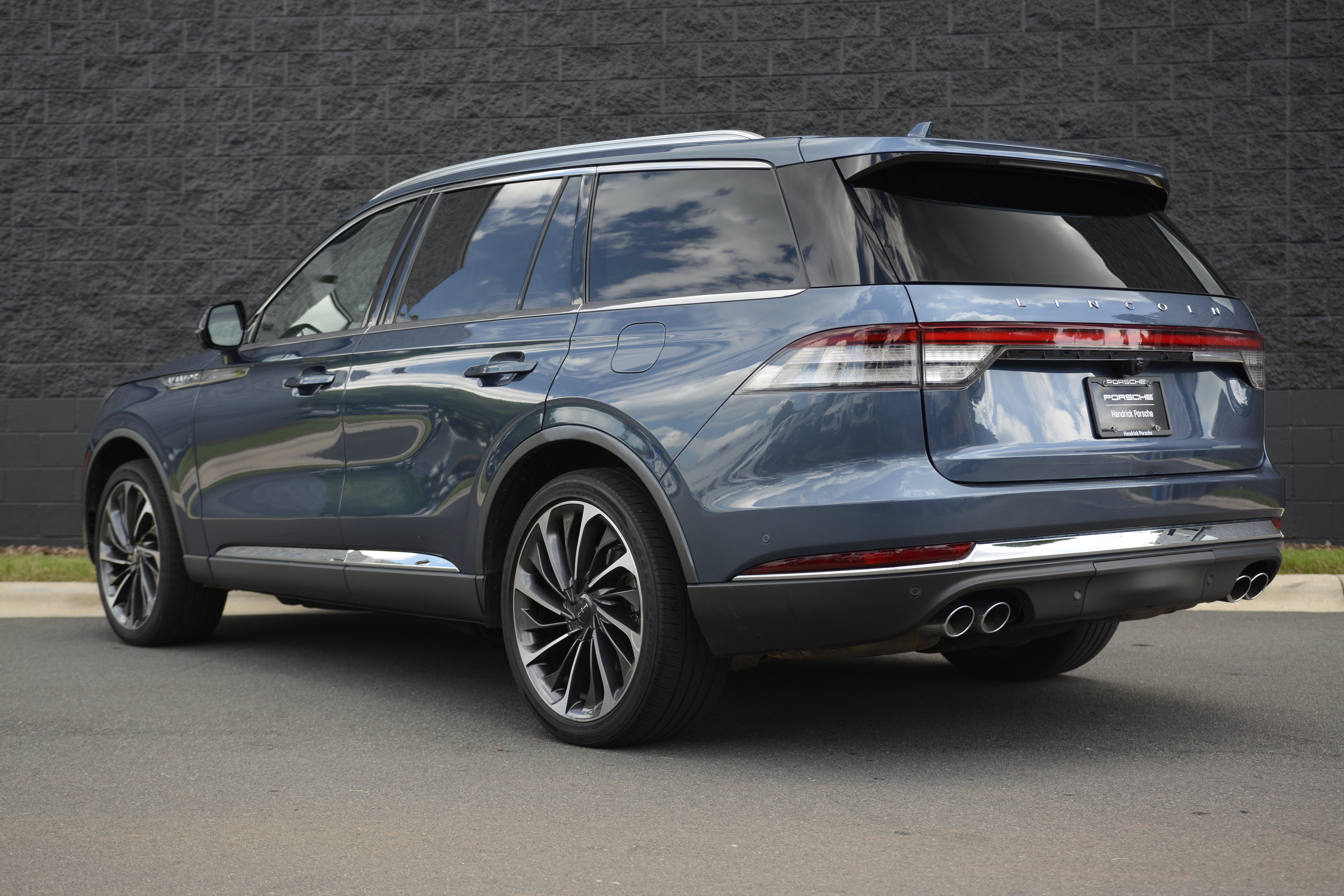 Used 2020 Lincoln Aviator Reserve w/ Equipment Group 202A AWD/4WD image 3