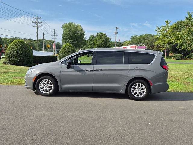 Used 2025 Chrysler Pacifica Select FWD image 10