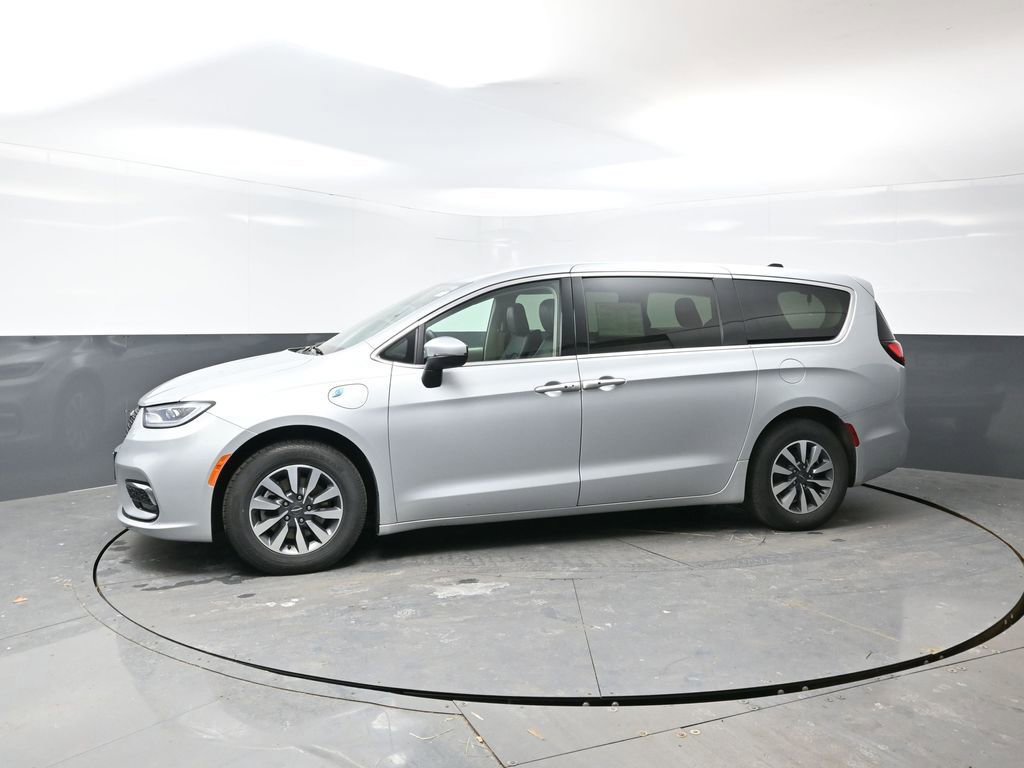 Used 2023 Chrysler Pacifica Touring-L image 9