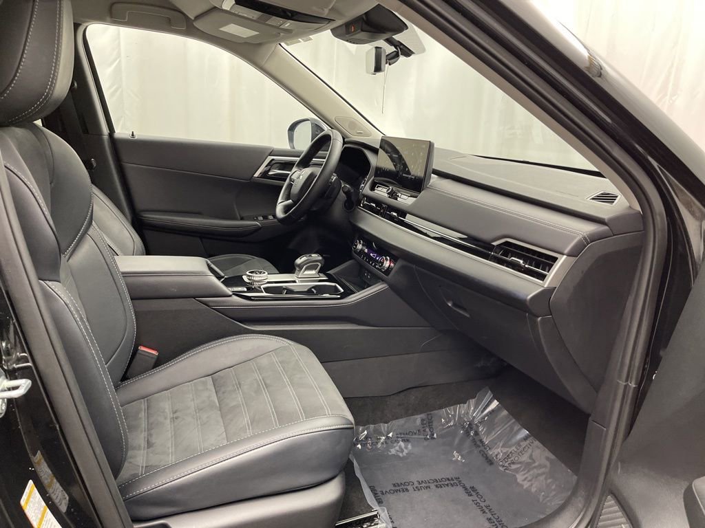 Used 2025 Mitsubishi Outlander SE image 27