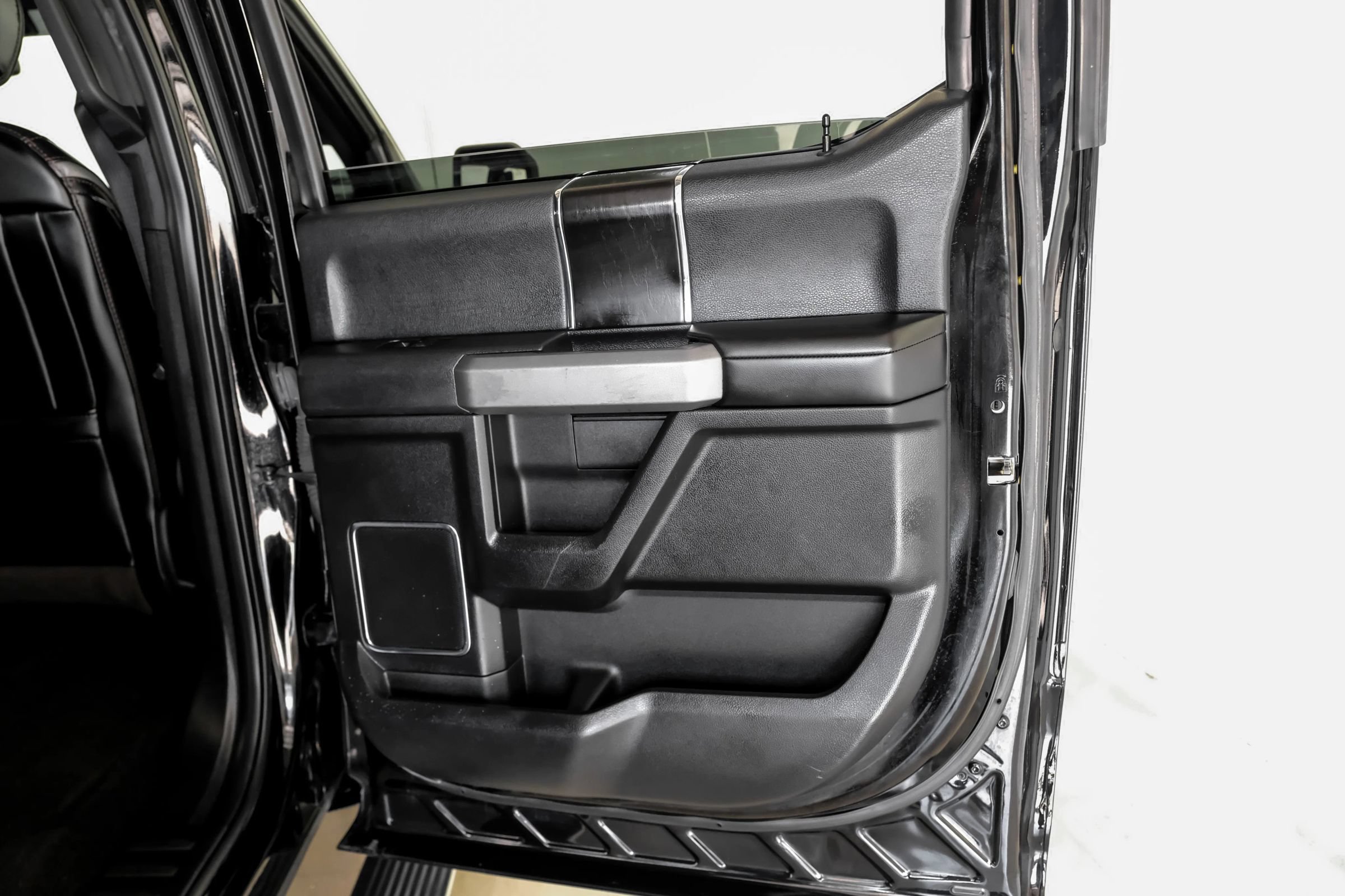 Used 2018 Ford F150 Platinum w/ Equipment Group 701A Luxury AWD/4WD image 40