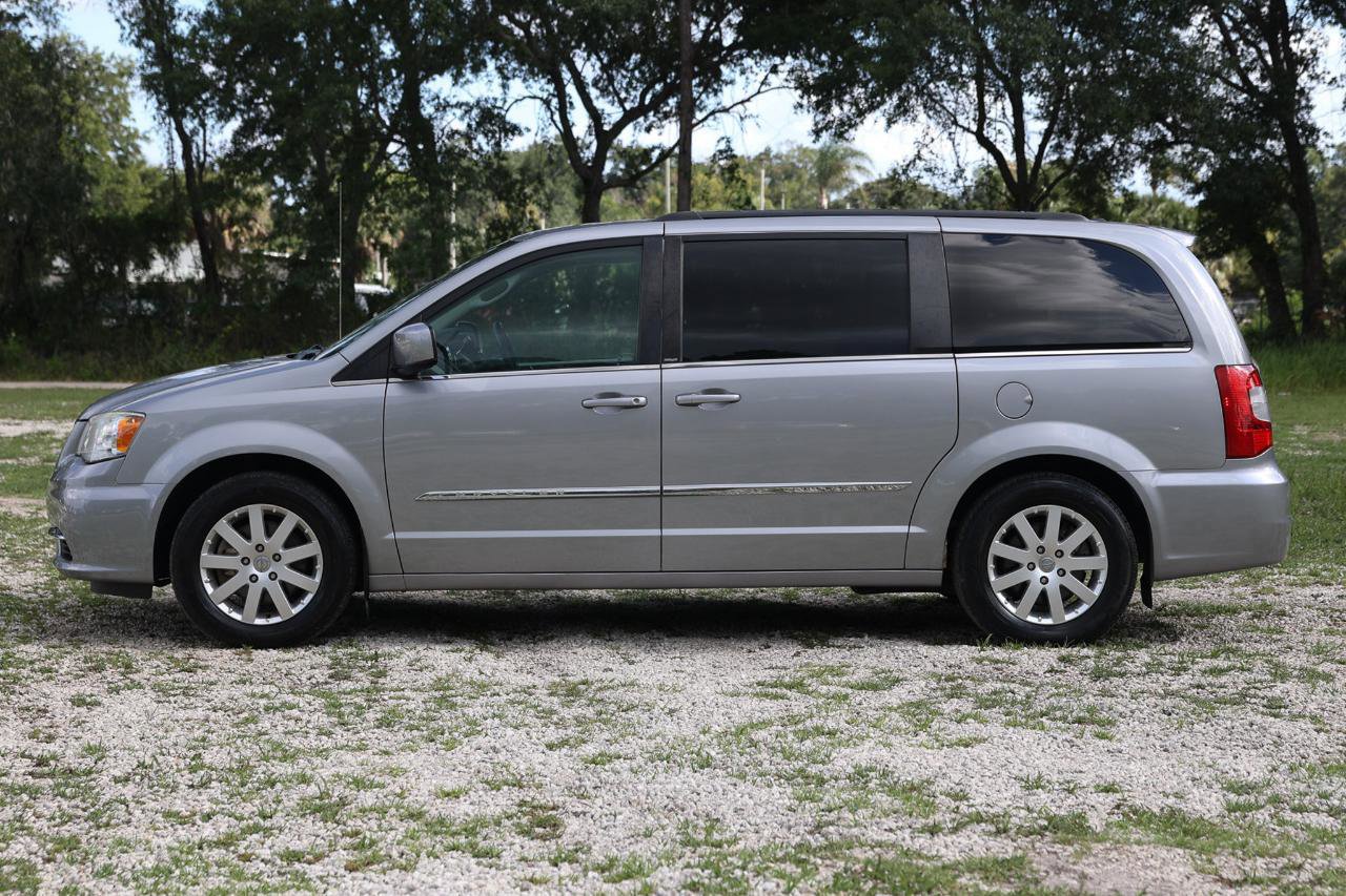 Used 2013 Chrysler Town & Country Touring FWD image 3
