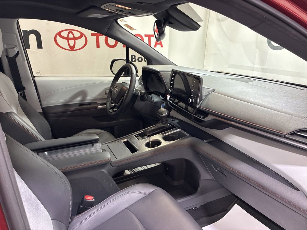 Used 2022 Toyota Sienna XSE image 13