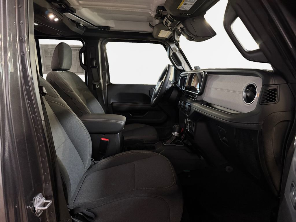 Used 2025 Jeep Wrangler Unlimited Sahara image 26