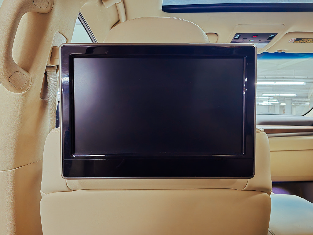 Used 2017 Lexus LX 570 4WD w/ Luxury Package image 22