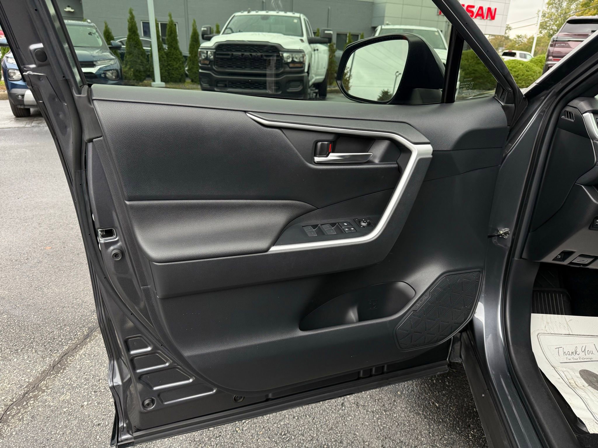 Used 2022 Toyota RAV4 SE image 31