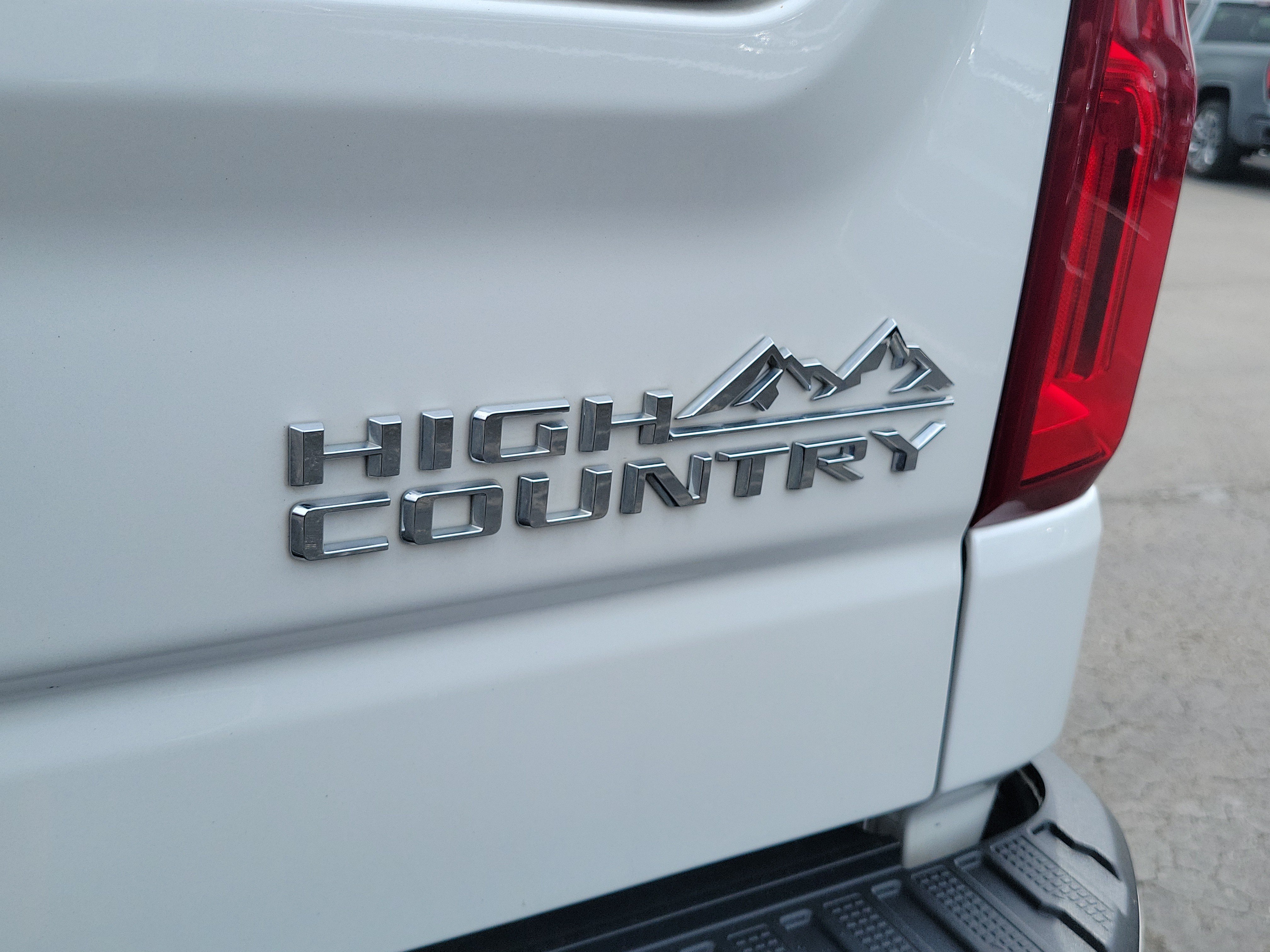Used 2023 Chevrolet Silverado 1500 High Country w/ High Country Premium Package AWD/4WD image 6