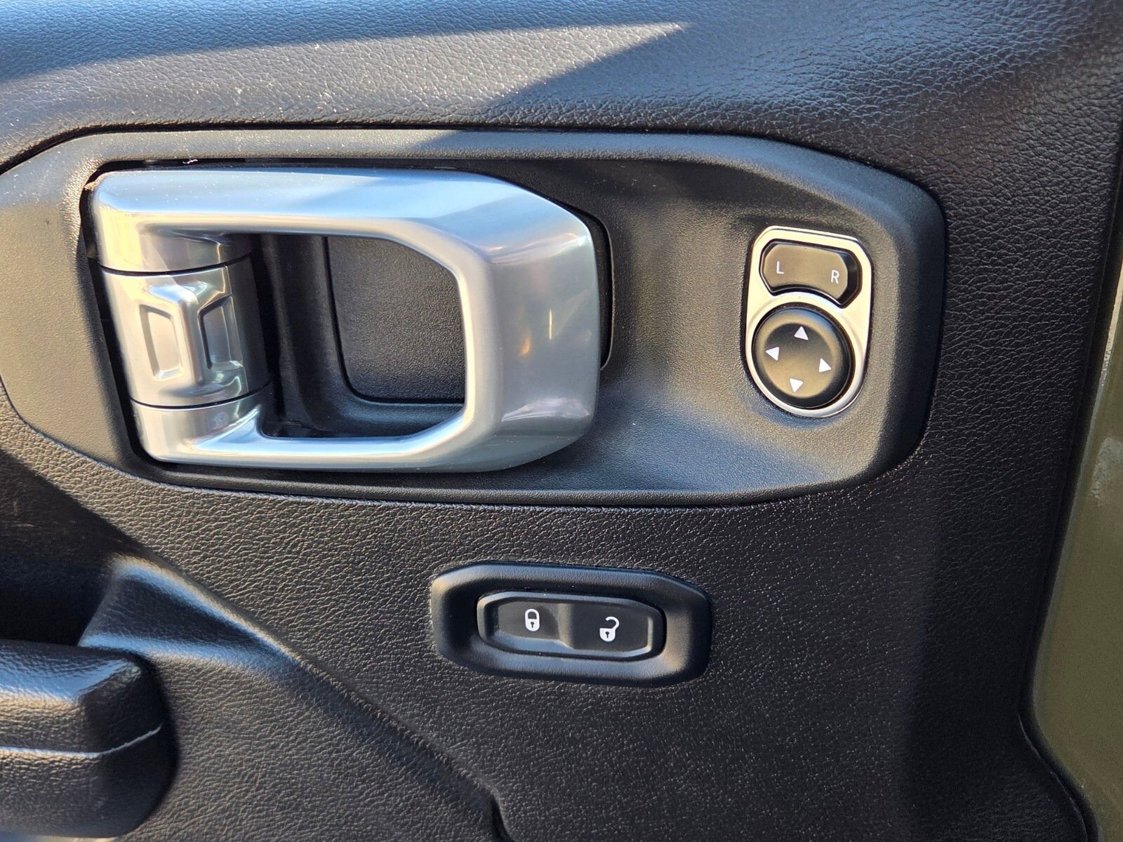 Used 2024 Jeep Gladiator Mojave w/ Safety Group image 32