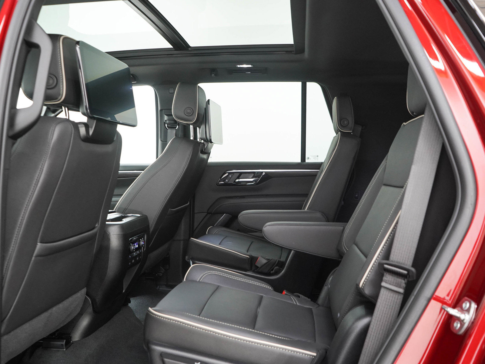 Used 2025 Chevrolet Tahoe Premier AWD/4WD image 16