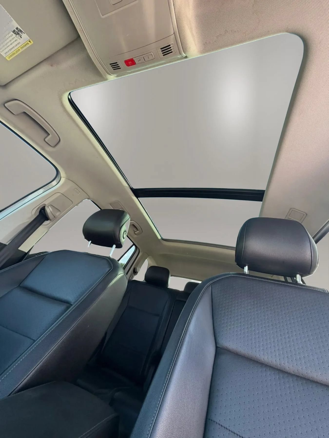 Used 2018 Volkswagen Tiguan SE w/ Panoramic Sunroof Package AWD/4WD image 13