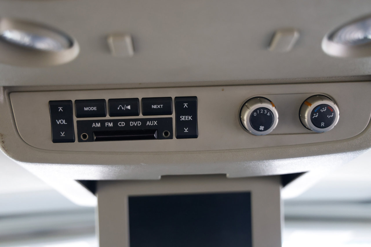 Used 2004 INFINITI QX56 2WD w/ Smart Vision Pkg image 24