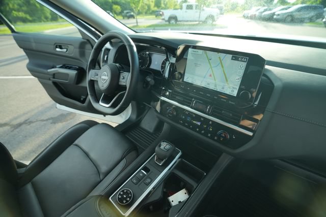 Used 2025 Nissan Pathfinder SL AWD/4WD image 37