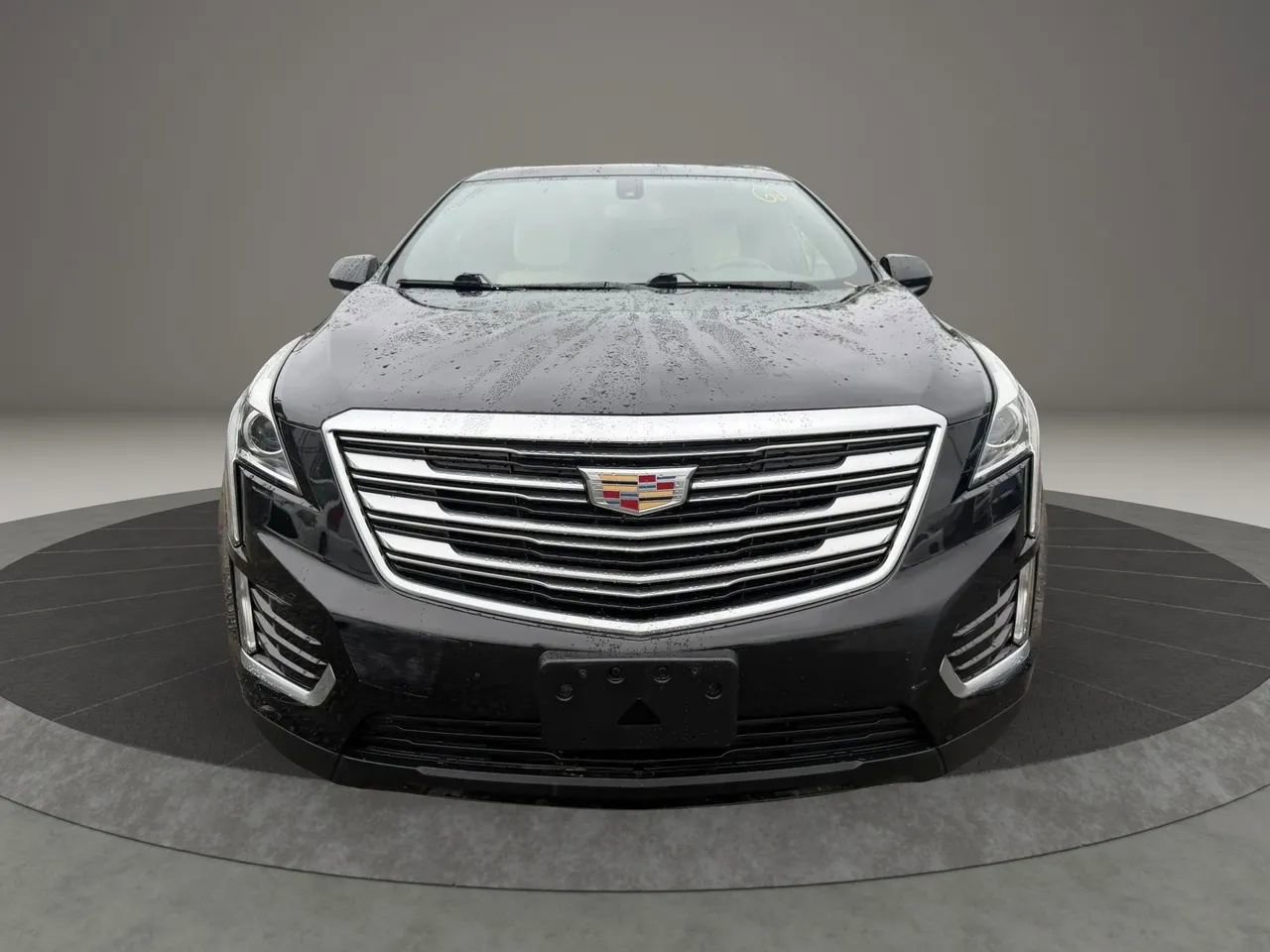 Used 2018 Cadillac XT5 AWD image 2