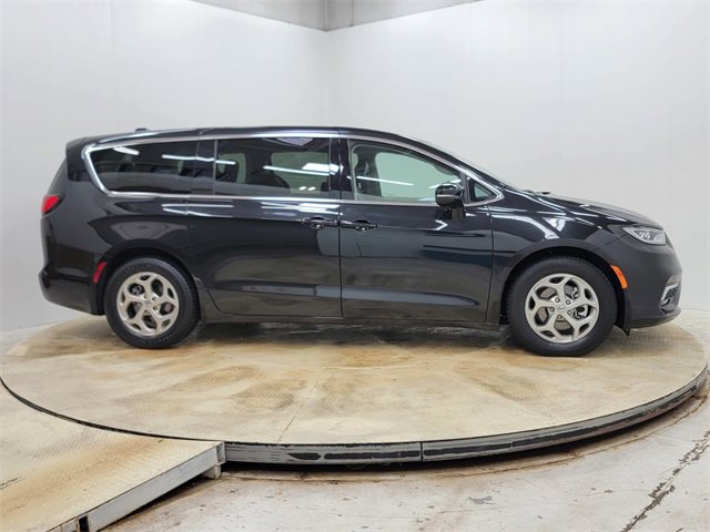 Used 2024 Chrysler Pacifica Limited image 4