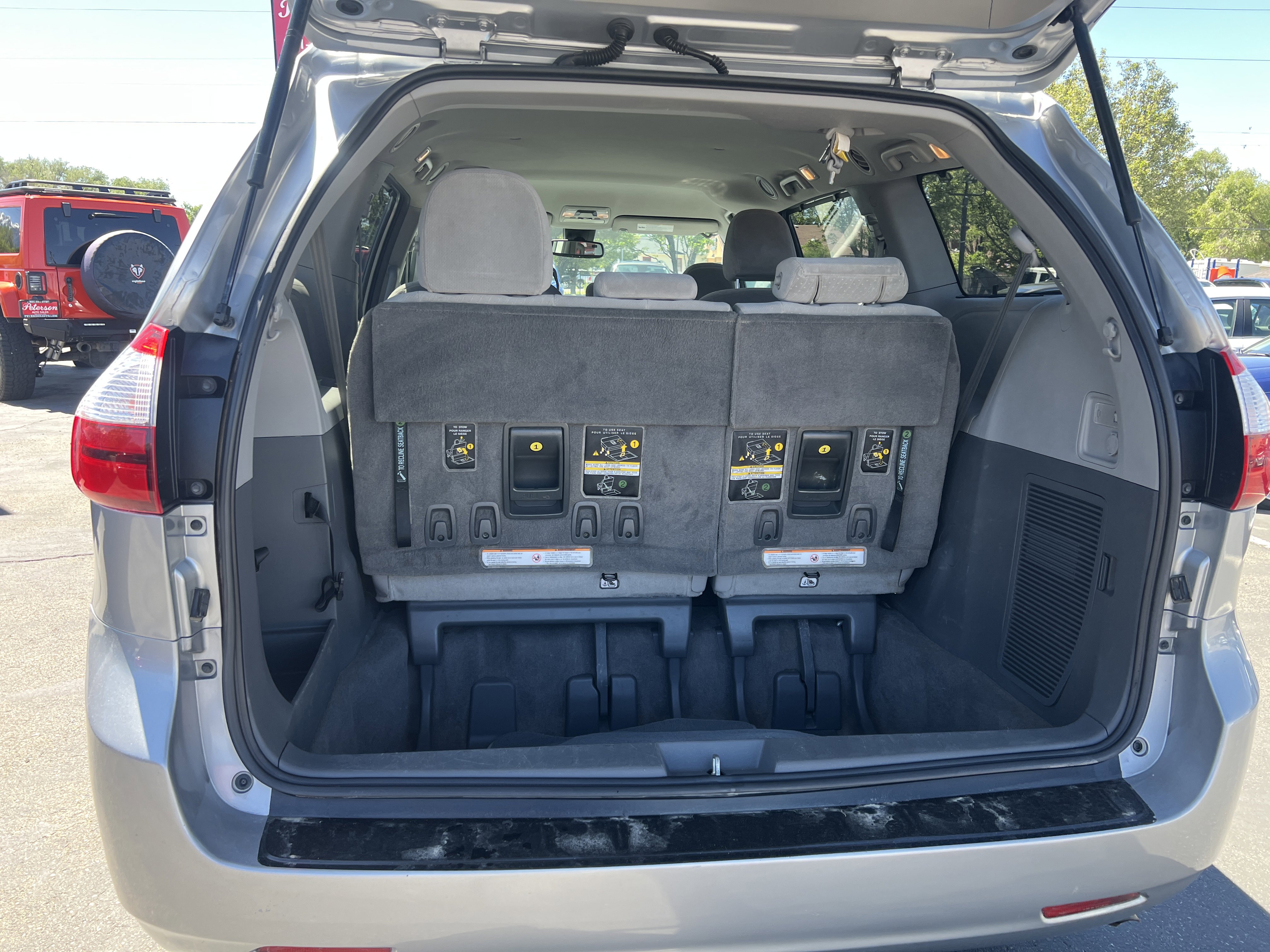 Used 2018 Toyota Sienna LE w/ Carpet Mat Package FWD image 14