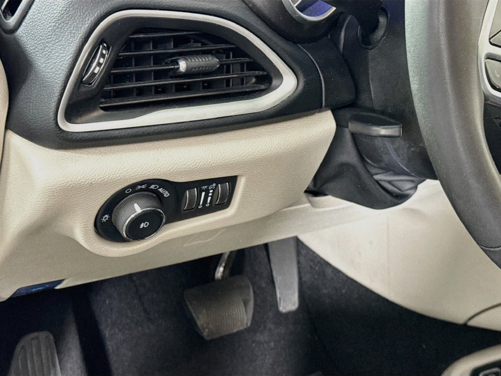 Used 2024 Chrysler Pacifica Touring-L FWD image 19