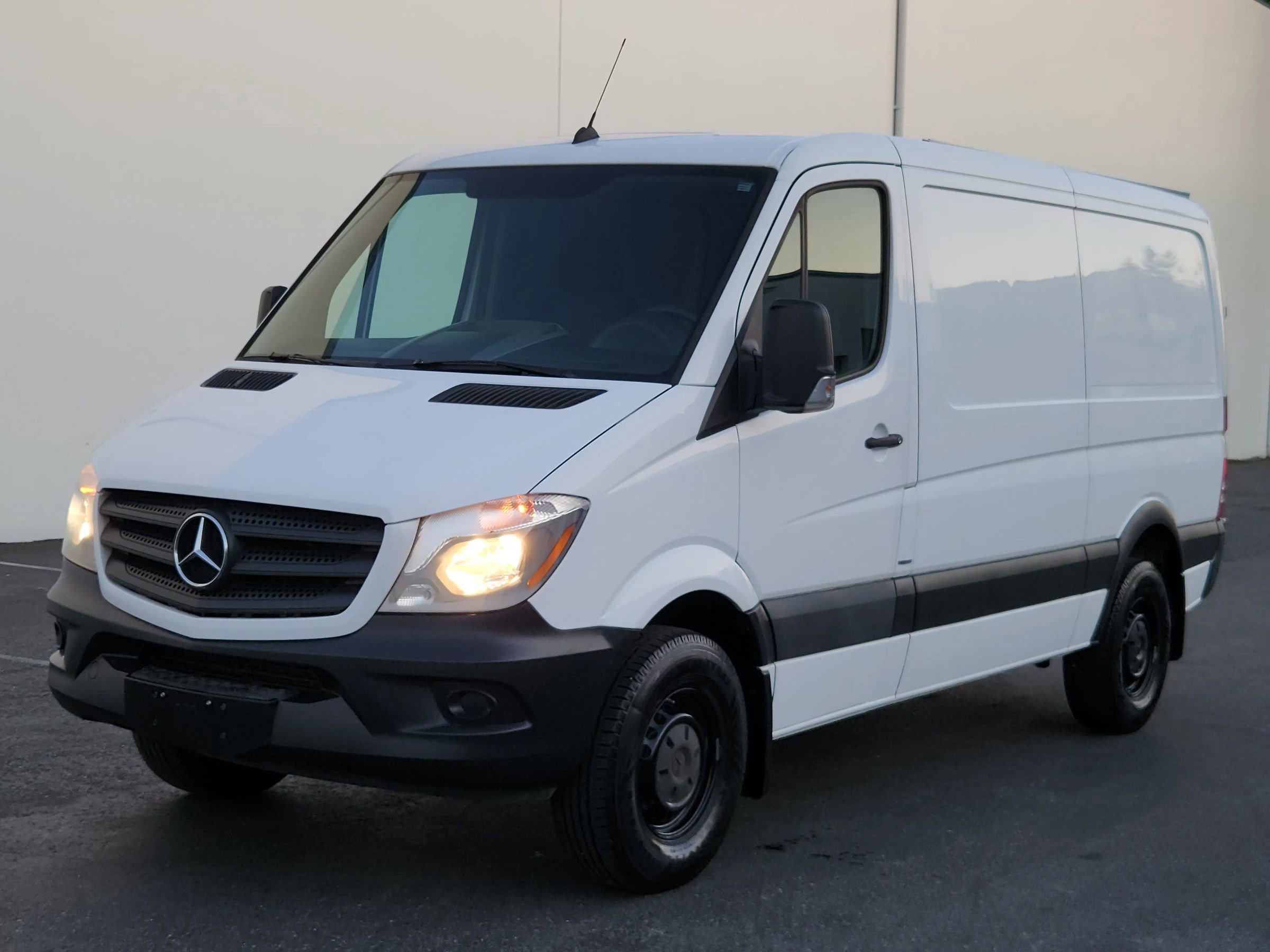 Used 2016 Mercedes-Benz Sprinter 2500 image 1