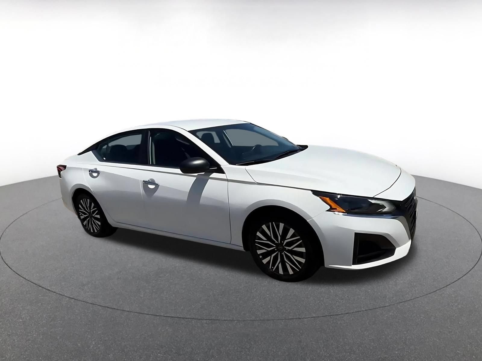 Used 2025 Nissan Altima 2.5 SV FWD image 2