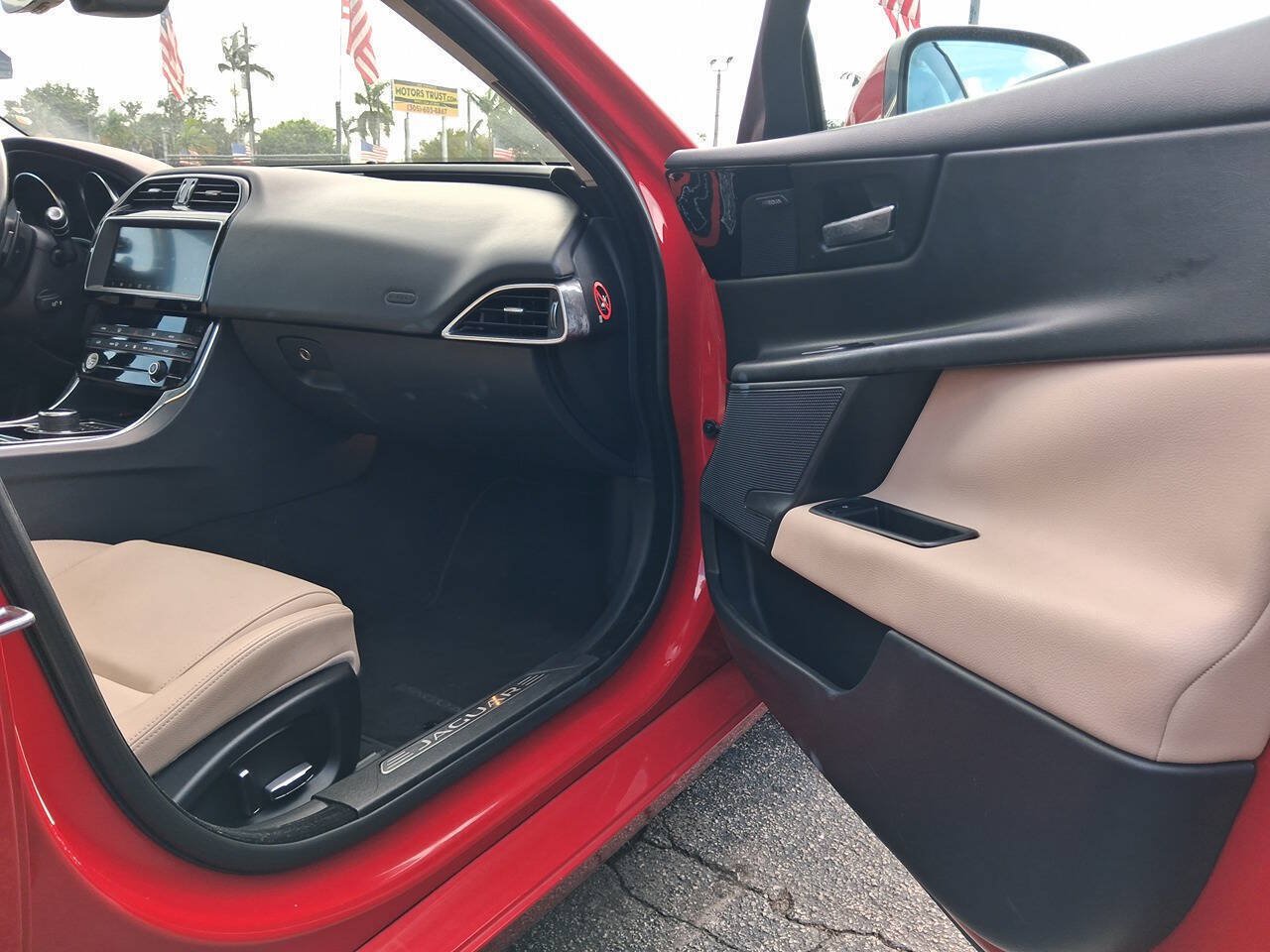 Used 2019 Jaguar XE Premium RWD image 19