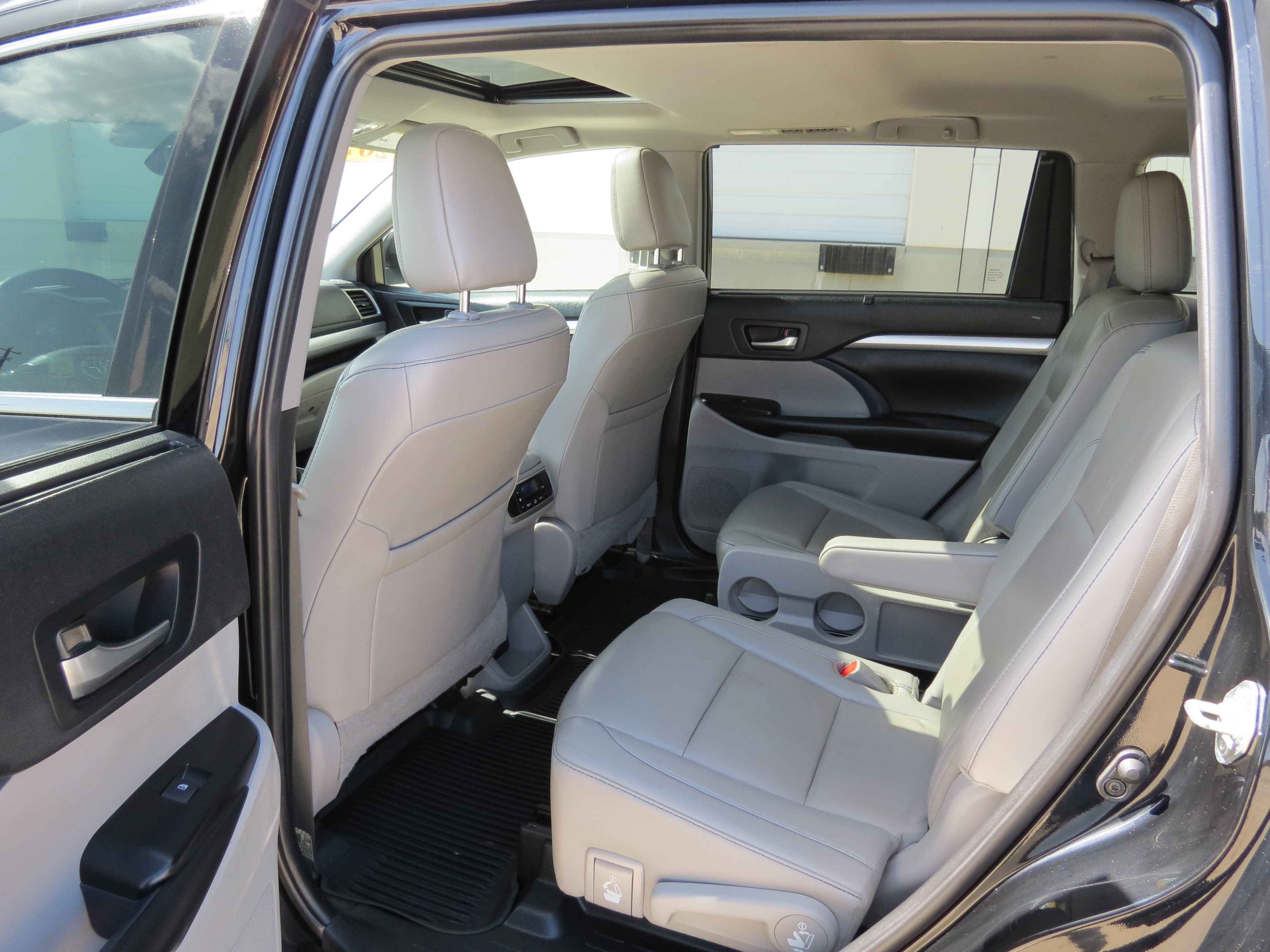 Used 2019 Toyota Highlander XLE FWD image 28