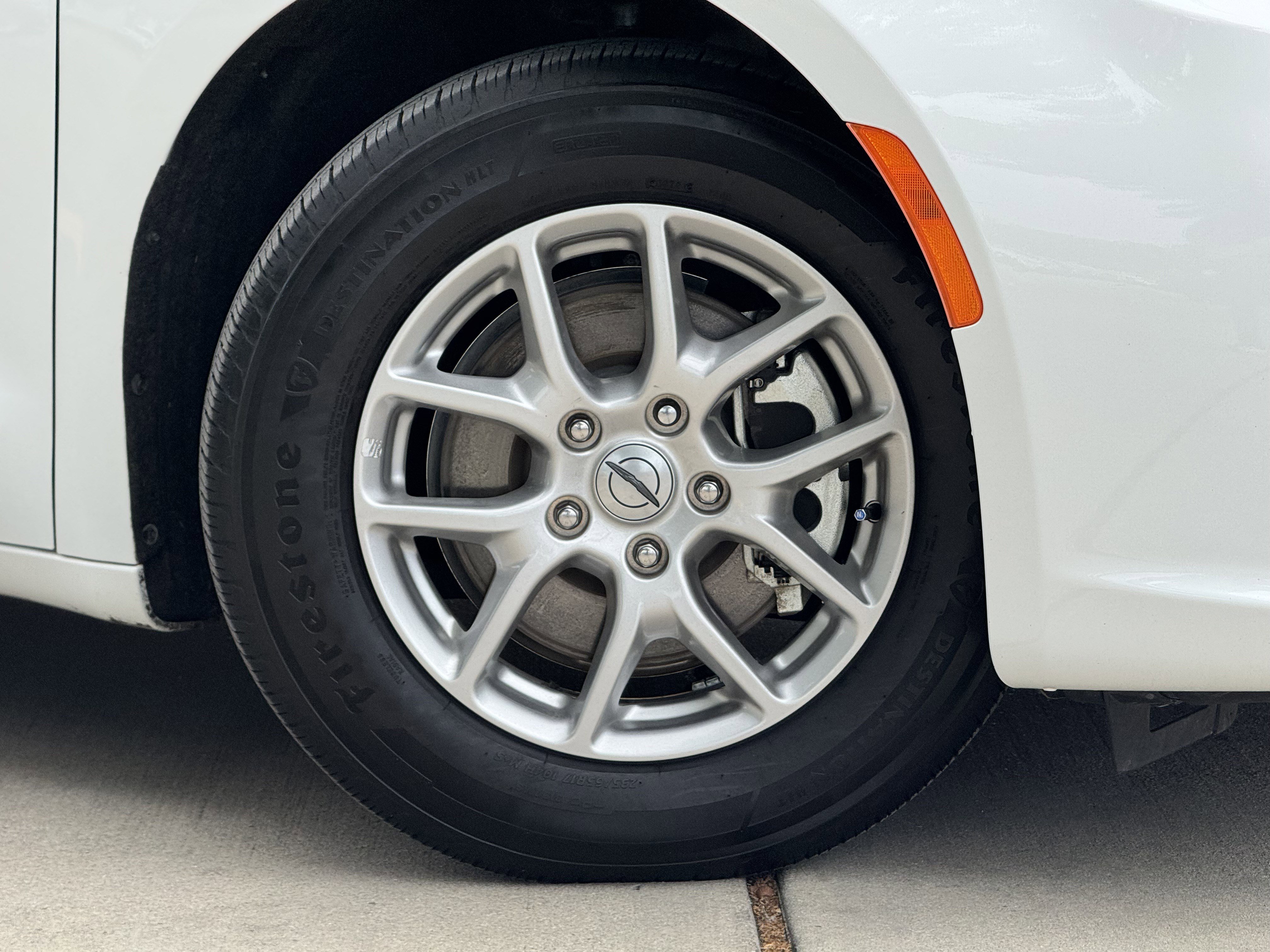 Used 2025 Chrysler Pacifica Select image 3