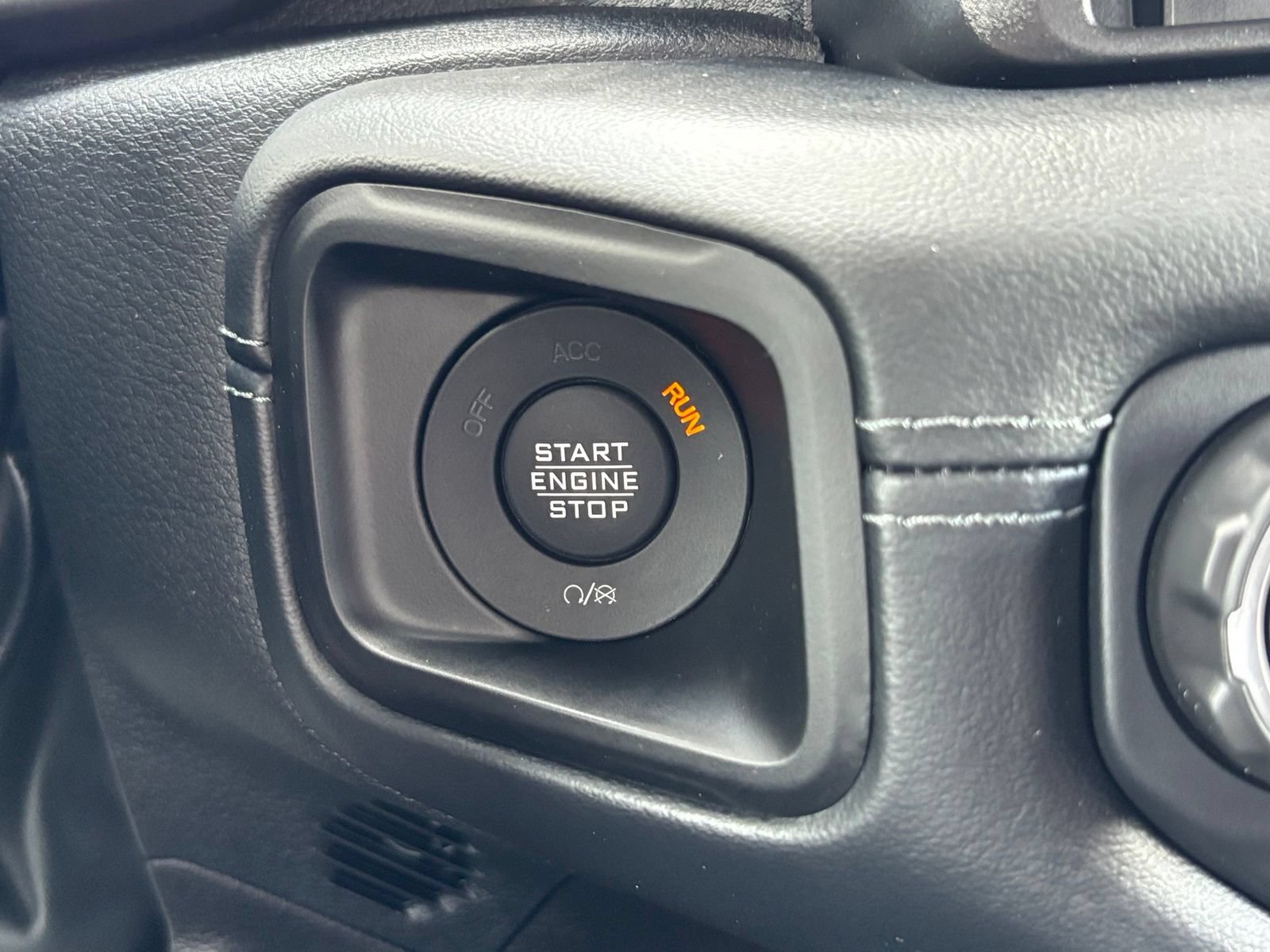 Used 2025 Jeep Gladiator Rubicon AWD/4WD image 24