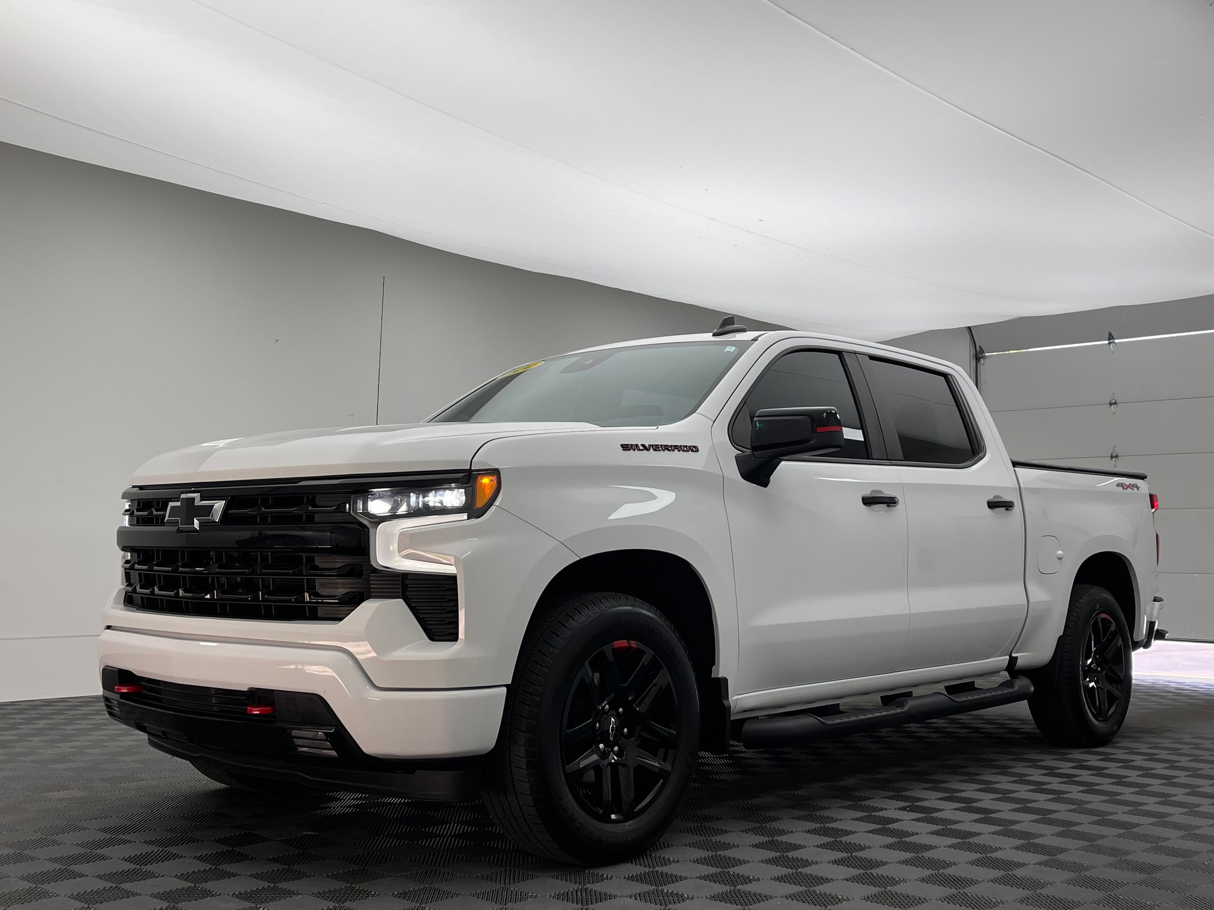 Used 2024 Chevrolet Silverado 1500 RST w/ Redline Edition AWD/4WD image 2
