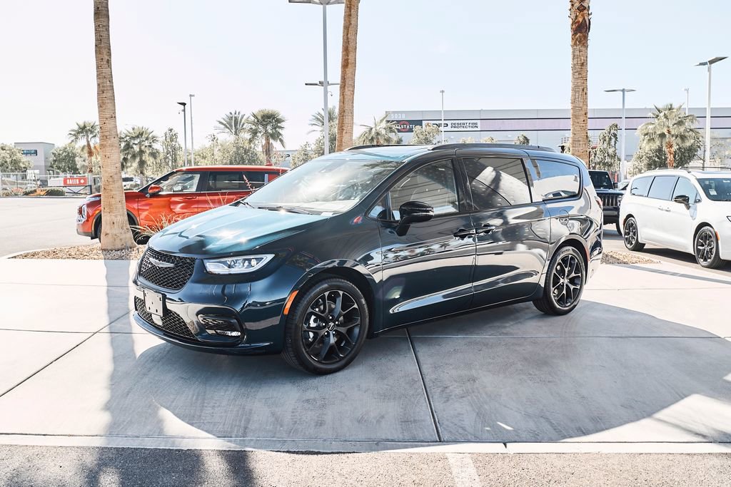 Used 2025 Chrysler Pacifica Limited FWD image 4