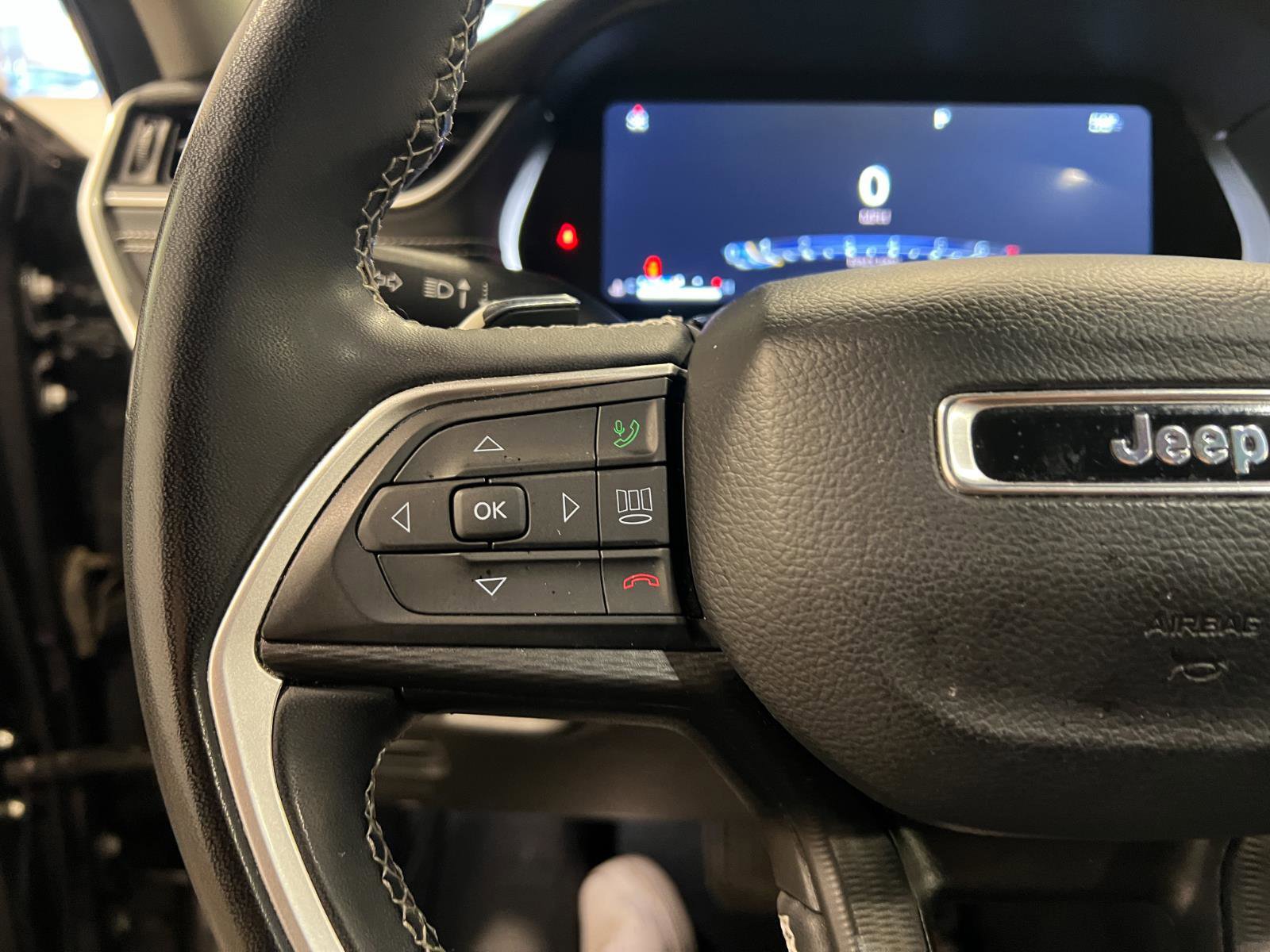 Used 2023 Jeep Grand Cherokee Laredo image 13