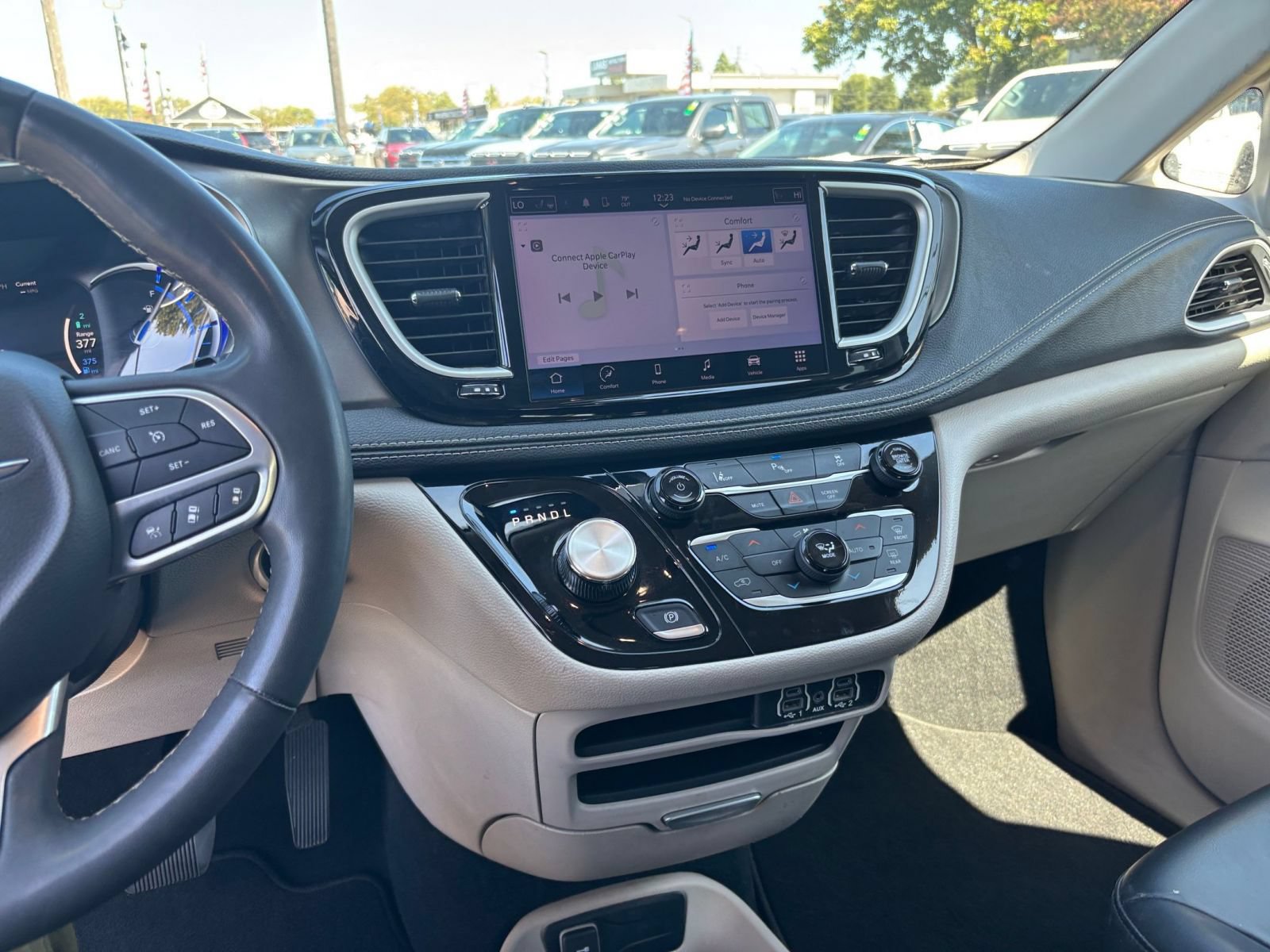 Used 2023 Chrysler Pacifica Touring-L FWD image 16