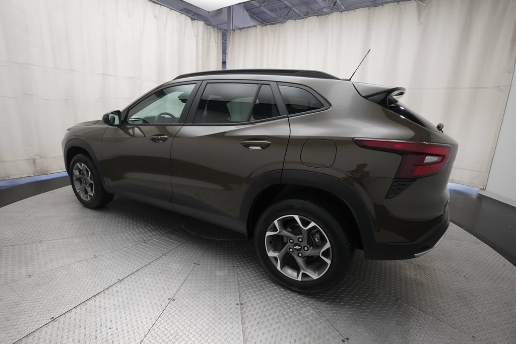 Used 2024 Chevrolet Trax LT w/ Driver Confidence Package FWD image 32