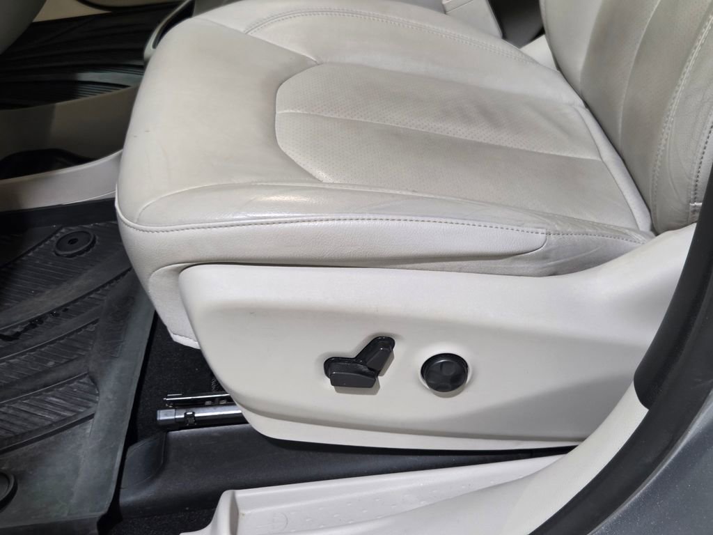 Used 2021 Chrysler Pacifica Touring-L w/ Uconnect Theater Family Group FWD image 14