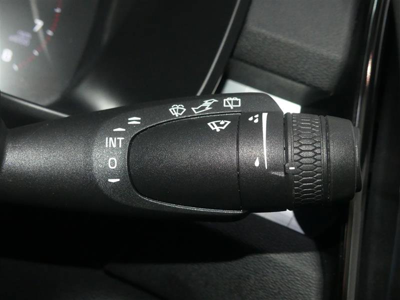 Used 2021 Volvo XC40 T5 Momentum w/ Climate Package image 36