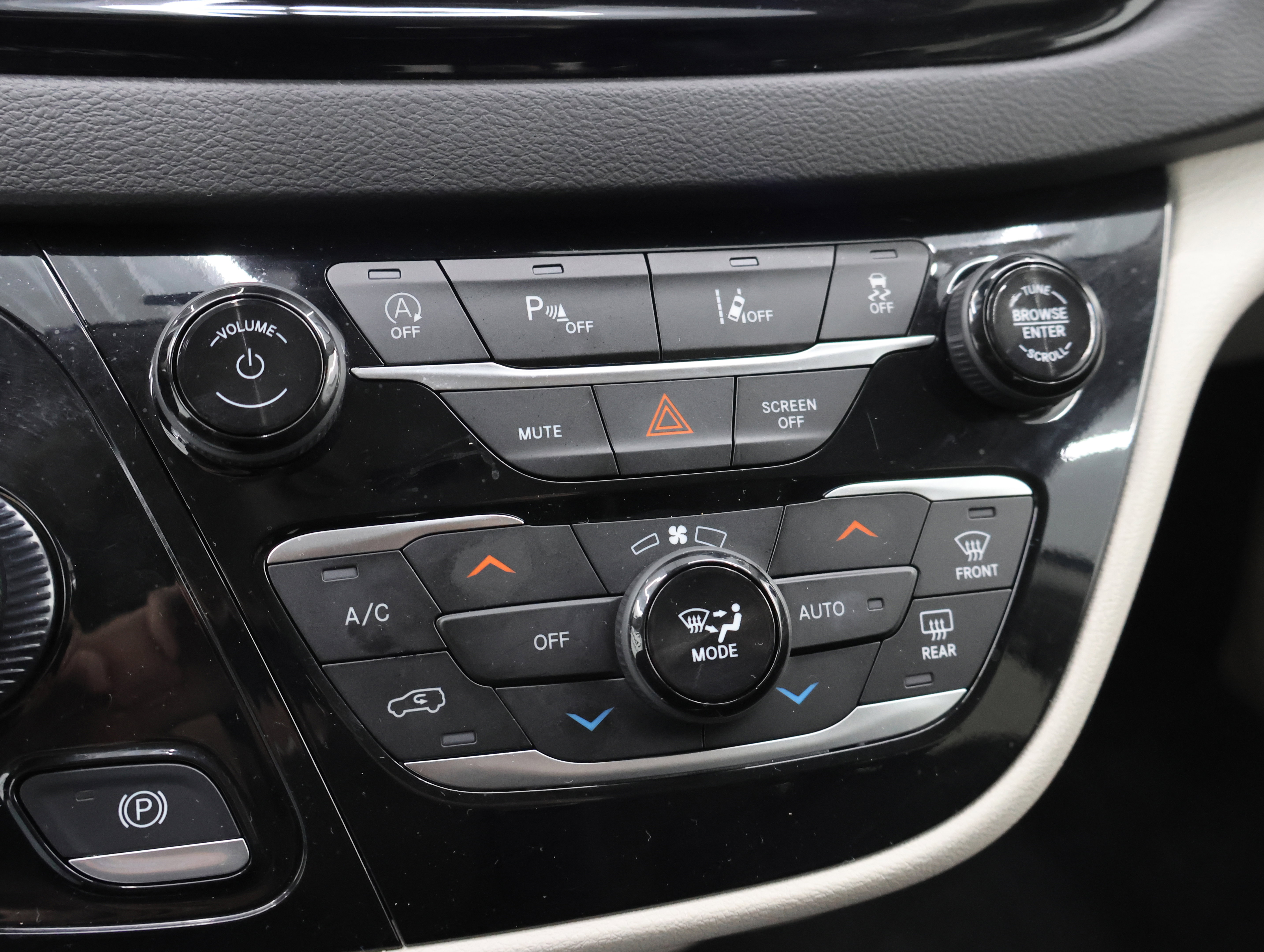 Used 2024 Chrysler Pacifica Touring-L FWD image 47