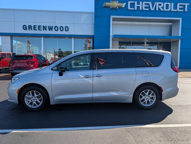 Used 2024 Chrysler Pacifica Touring-L FWD image 2