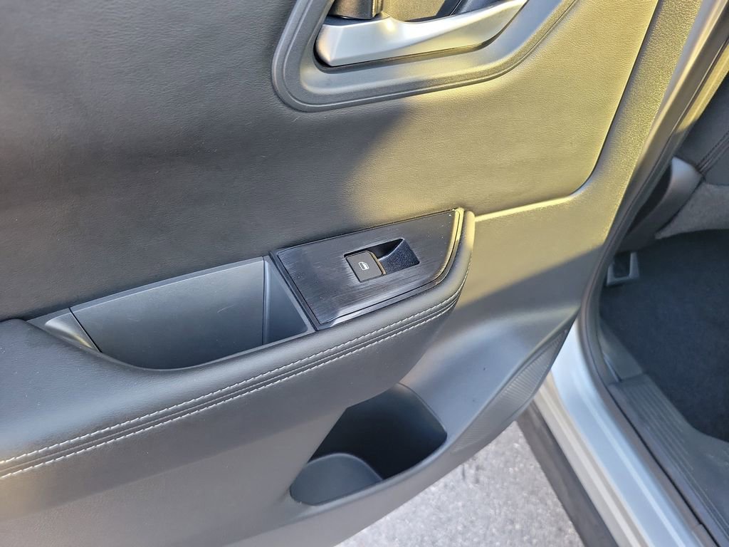 Certified 2025 Nissan Rogue SV FWD image 12