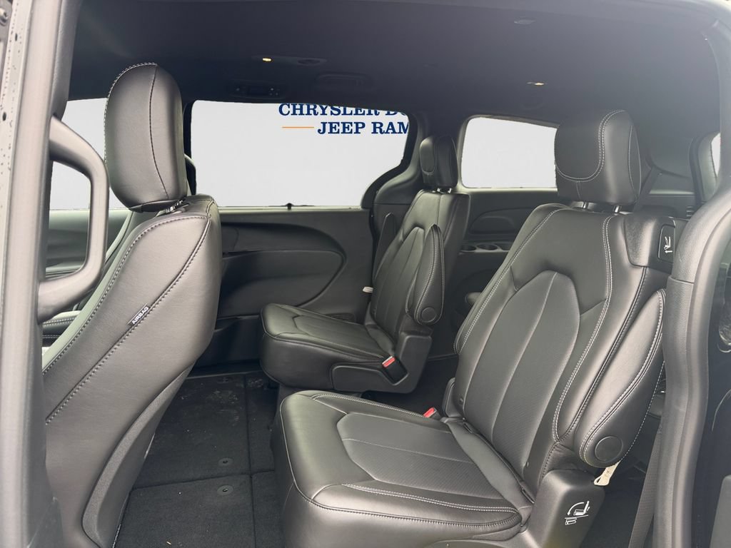 New 2027 Chrysler Pacifica Select FWD image 9