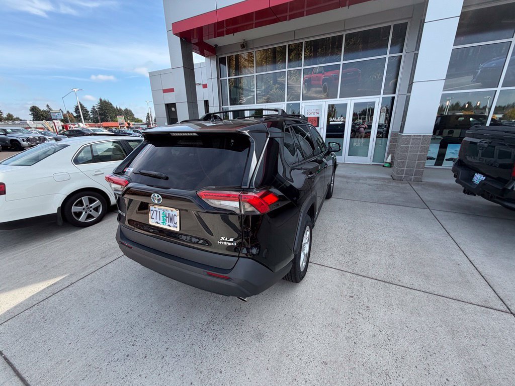 Used 2021 Toyota RAV4 XLE AWD/4WD image 6